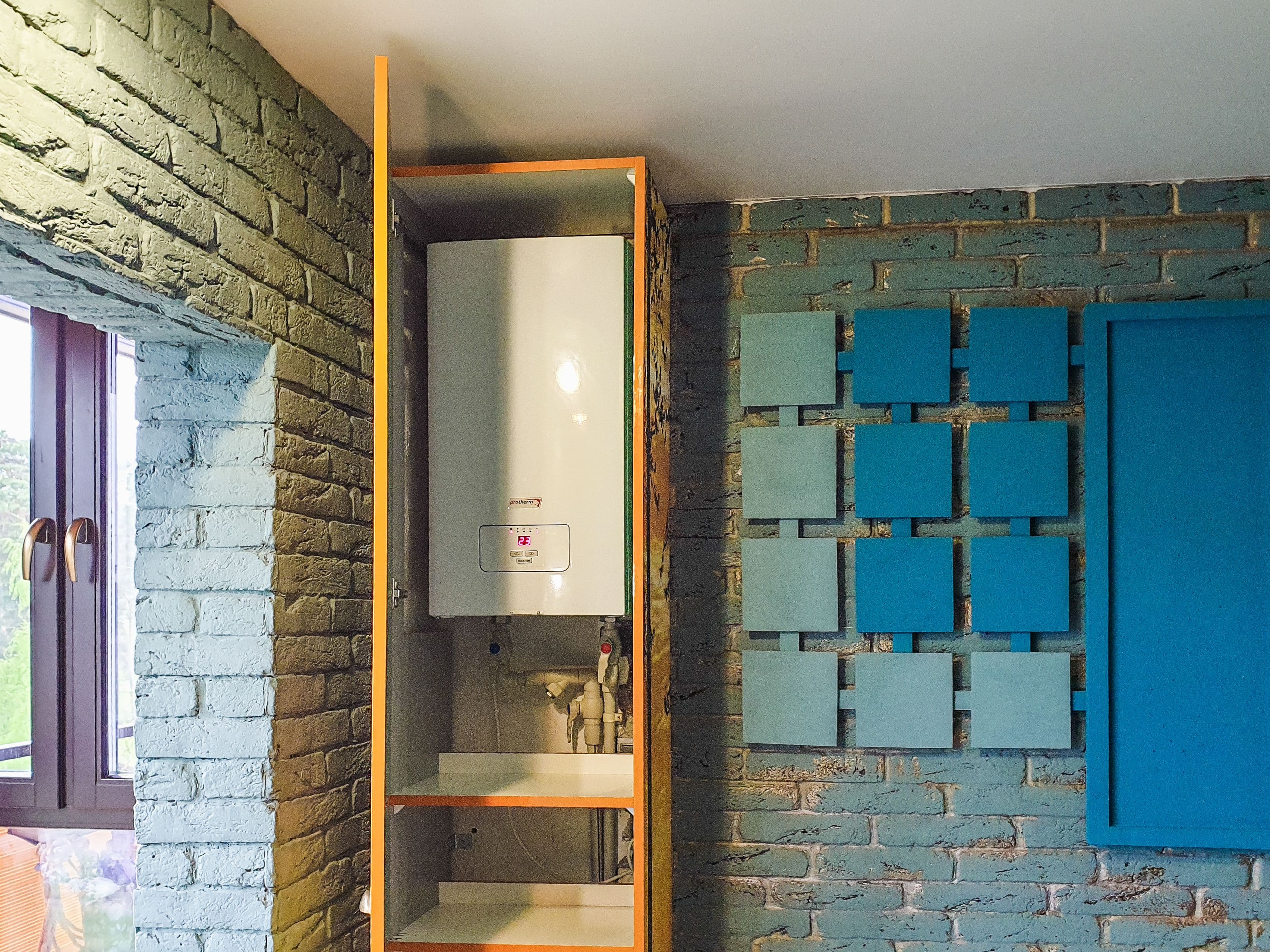 Chauffe-eau compact installé dans un espace résidentiel
